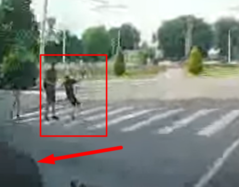 Revoltător: Un BMW a fost la un pas de a lovi un copil, chiar pe trecerea de pietoni